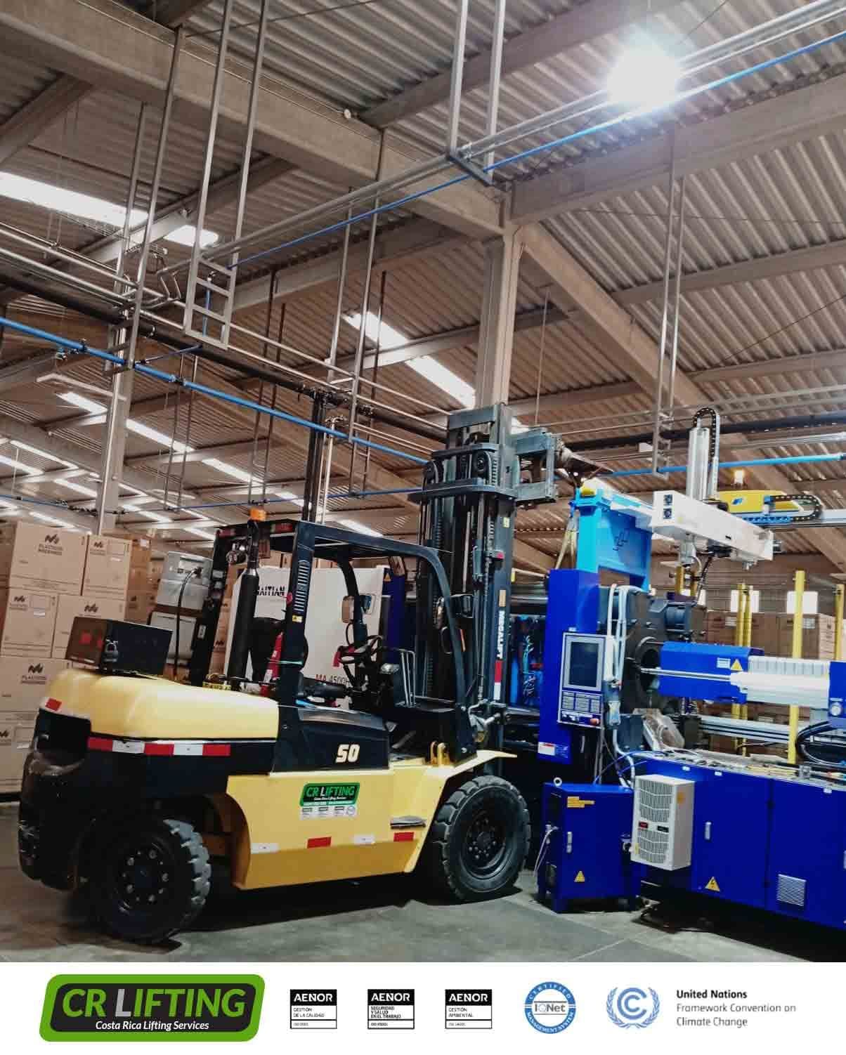 ¡Montaje de maquinaria, con montacargas de 5 tons!