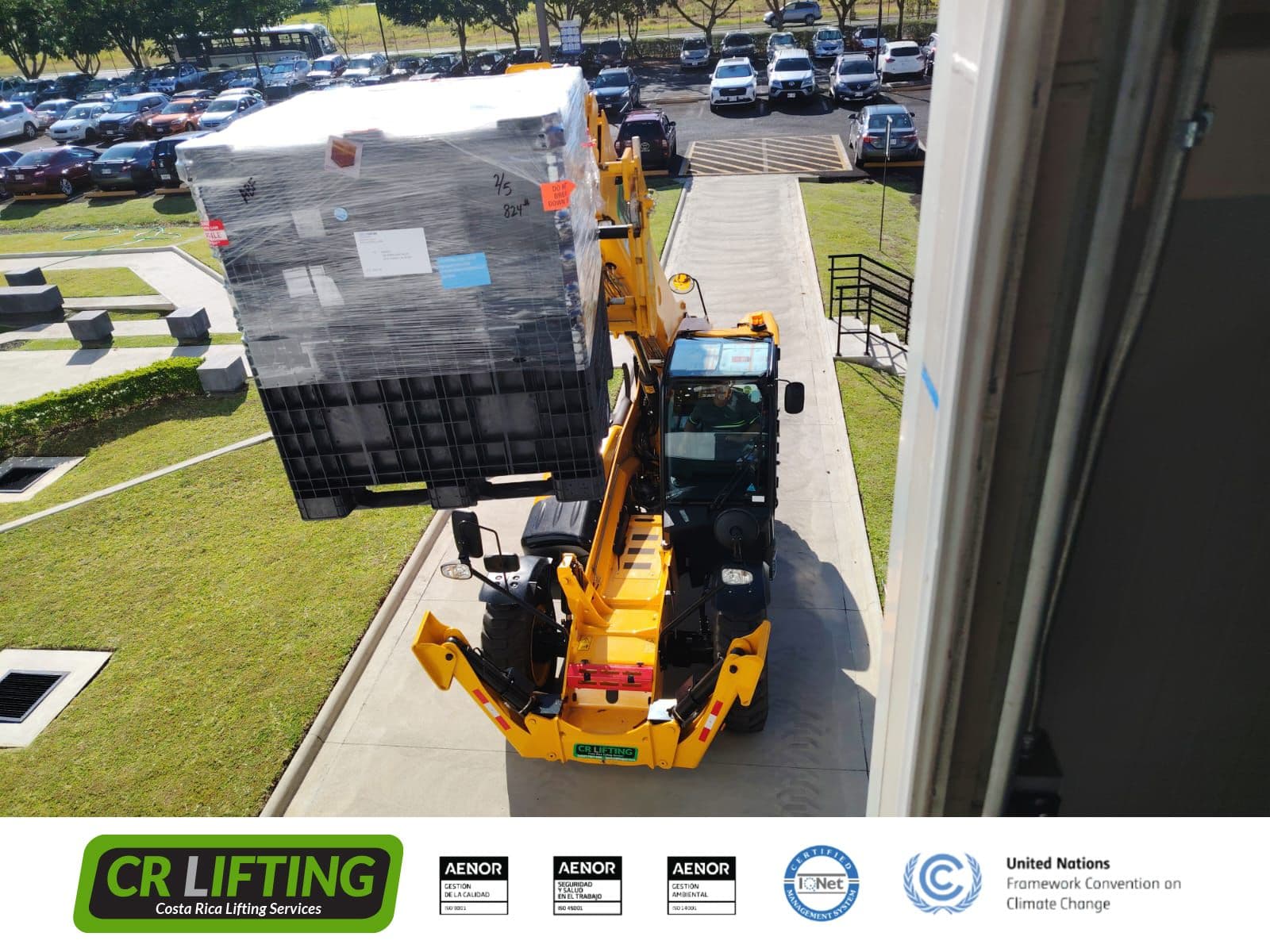 ¡Los telehandlers son perfectos para movilizar equipo en alturas incómodas!