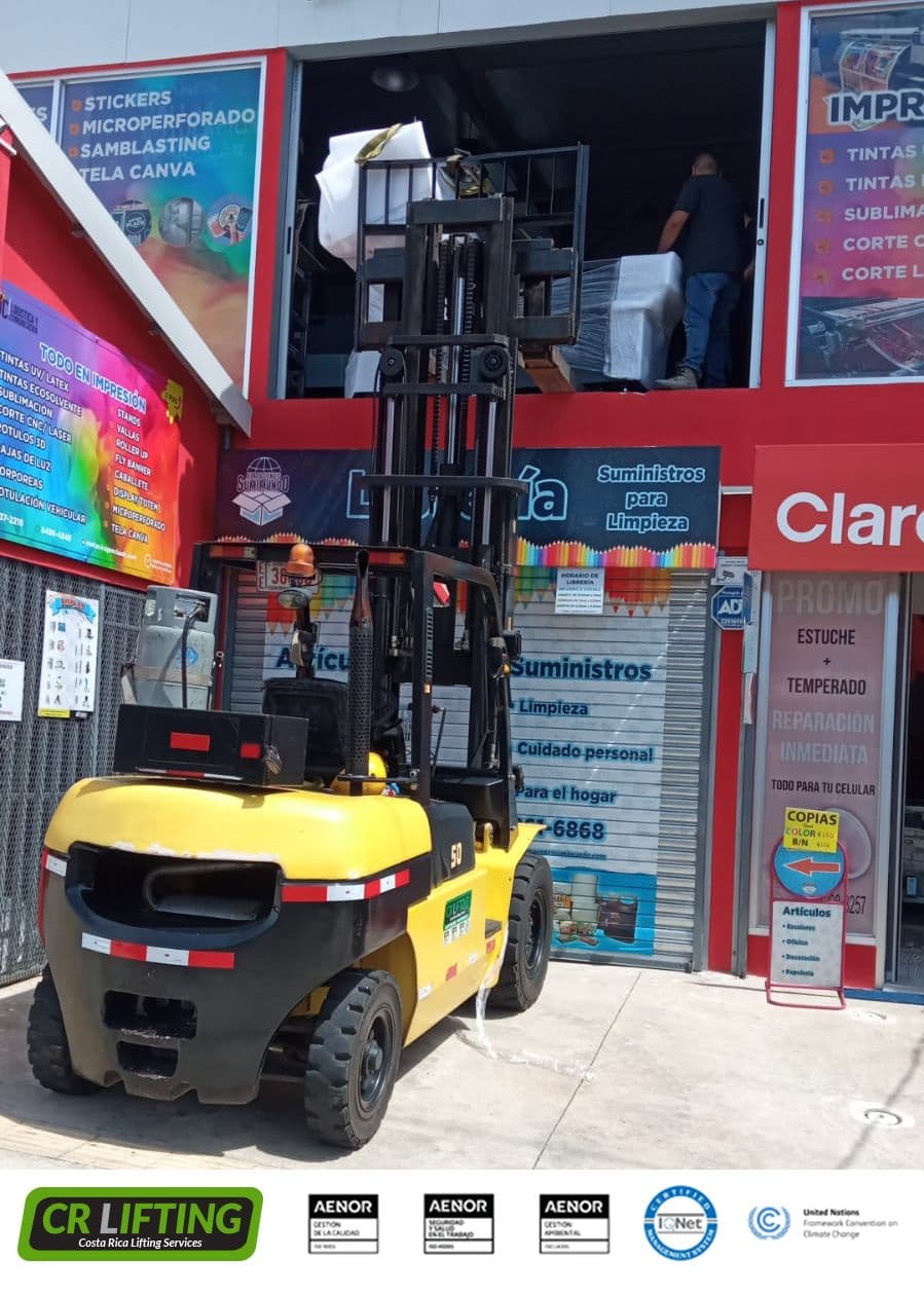 ¡Montaje industrial en segundo piso, con montacargas de 5 toneladas!