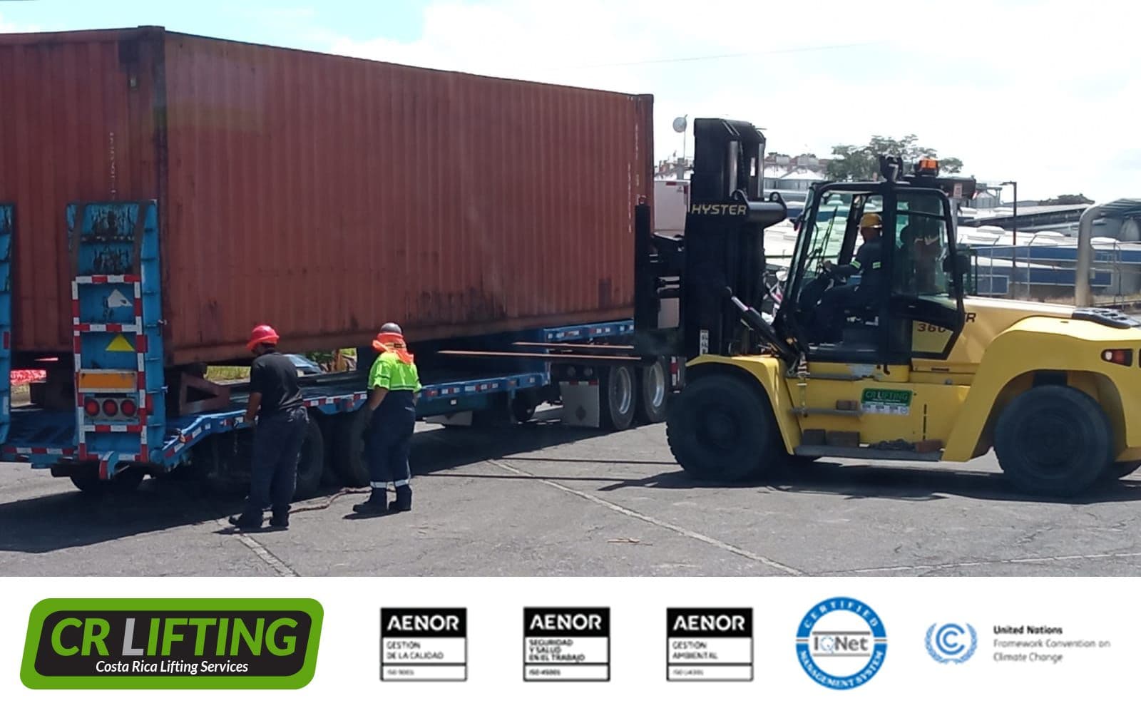 ¡Montacargas de 16 toneladas, manipulando contenedor!