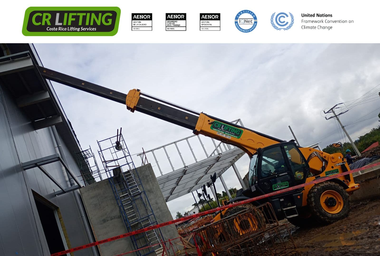 ¡Los telehandlers son perfectos para servicios en terrenos y alturas incómodas 🌧️ !